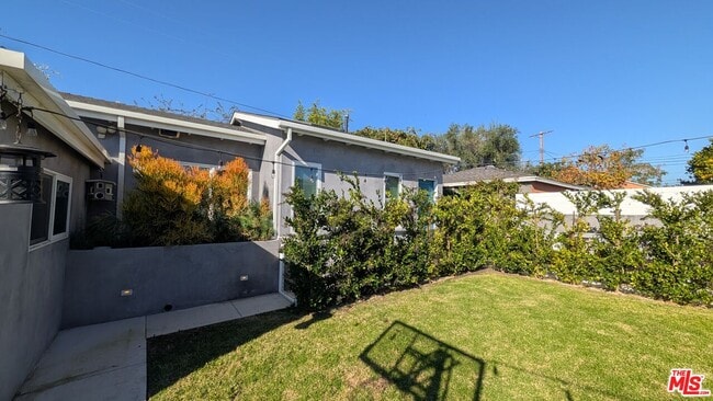 Foto del edificio - 7851 Airlane Ave