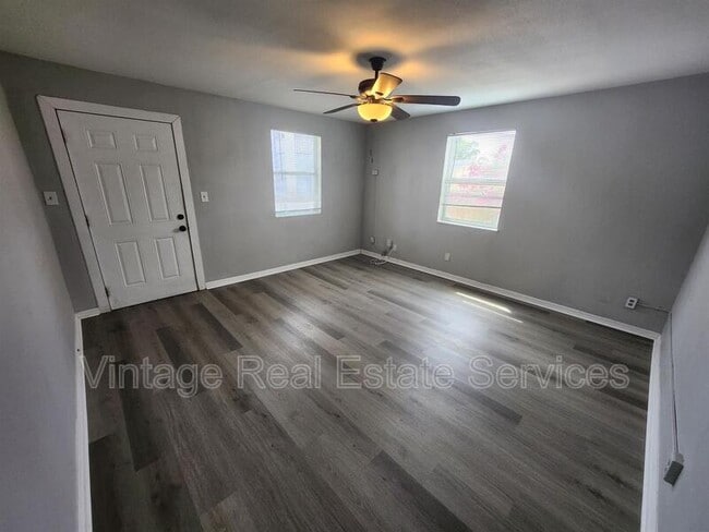 Building Photo - 2406 E Clark St