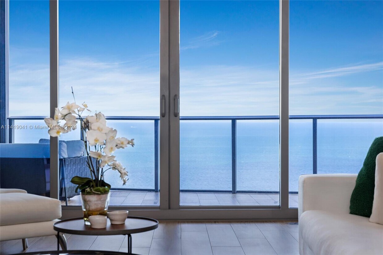 Primary Photo - 15701 Collins Ave