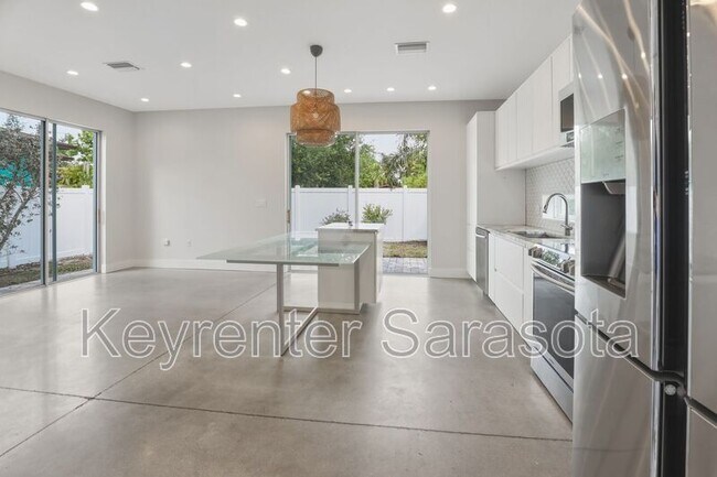 Foto del edificio - 2066 Roselawn St