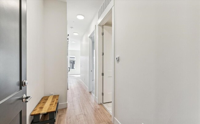 Building Photo - Beautiful 1 Bedroom 1 Bathroom In The Desi...