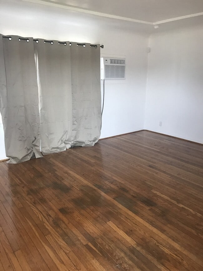 Building Photo - Country home