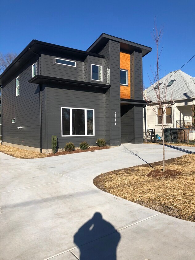 Primary Photo - 2123 Sadler Ave