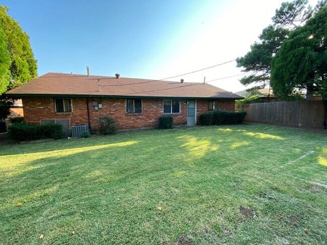 Building Photo - 3 br, 1 bath House - 1309 NE 33rd