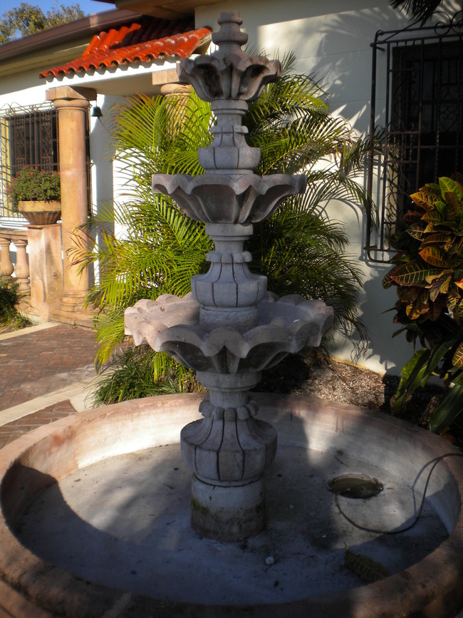 Fuente de Agua water fountain - 321 SW 52nd Ave