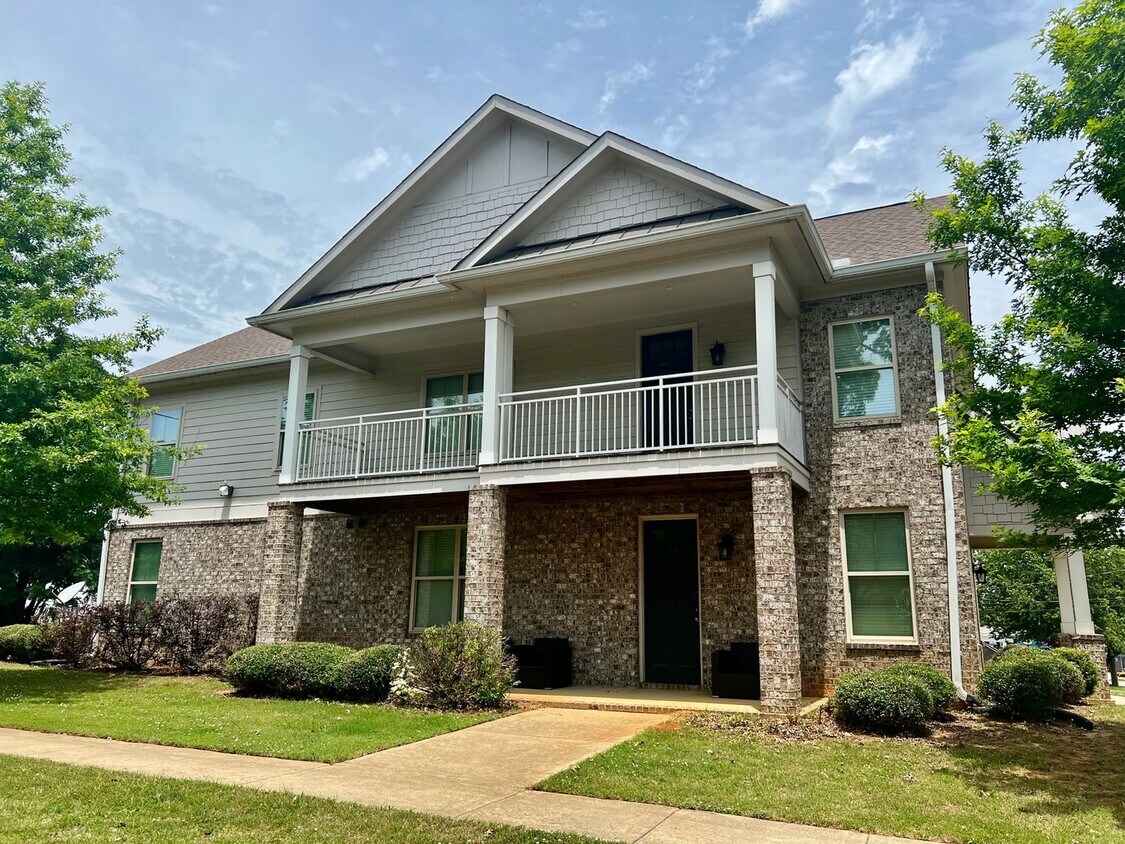 Foto del edificio - Spacious 3 Bedroom 3.5 Bath Available Fall...