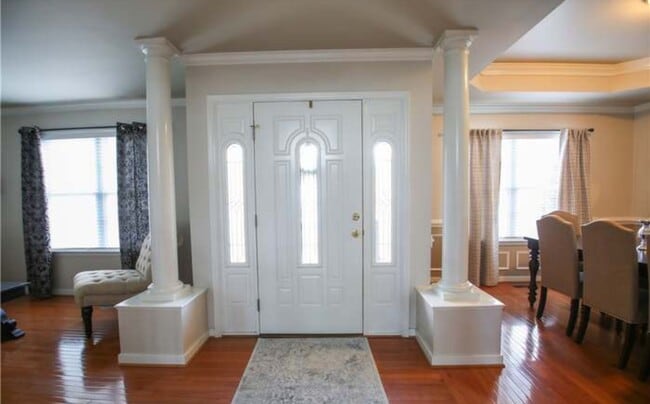 Building Photo - Spacious 5 Bed / 2.5 Bath house with large...