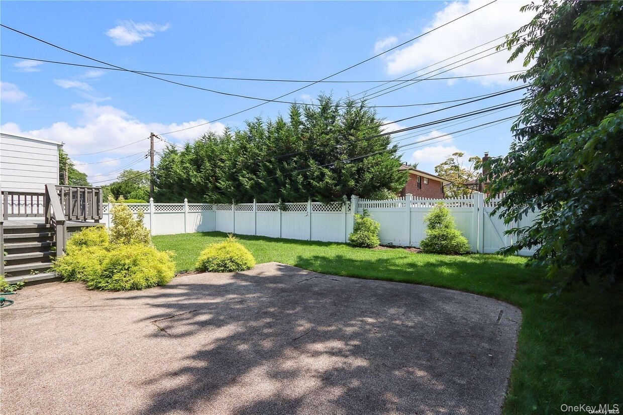 Building Photo - 91 Birchwood Park Dr