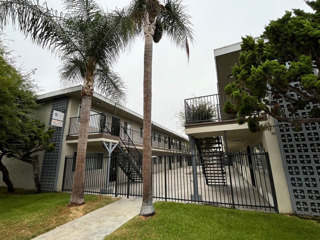 SPCIOUS 2 BEDROOM 1 BATH UPSTAIRS WITH PAR... - SPCIOUS 2 BEDROOM 1 BATH UPSTAIRS WITH PAR...