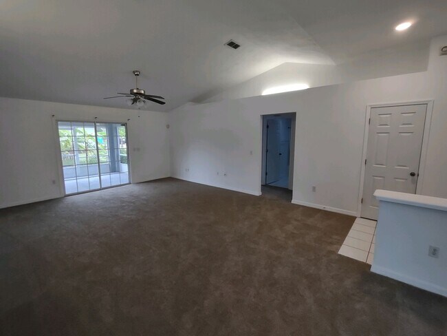 Foto del edificio - Pine Lakes Subdivision Corner Lot!