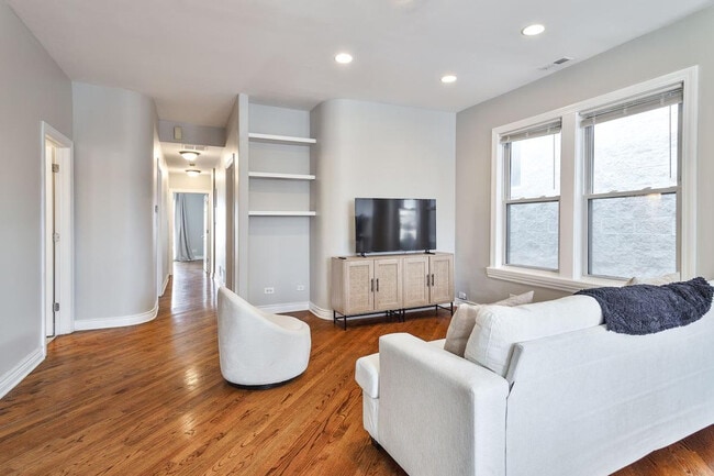 Building Photo - 2214 W Barry Ave