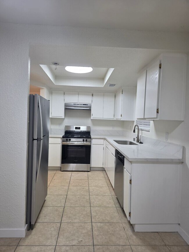 Foto del edificio - 4402 White Lane #A - Apartment