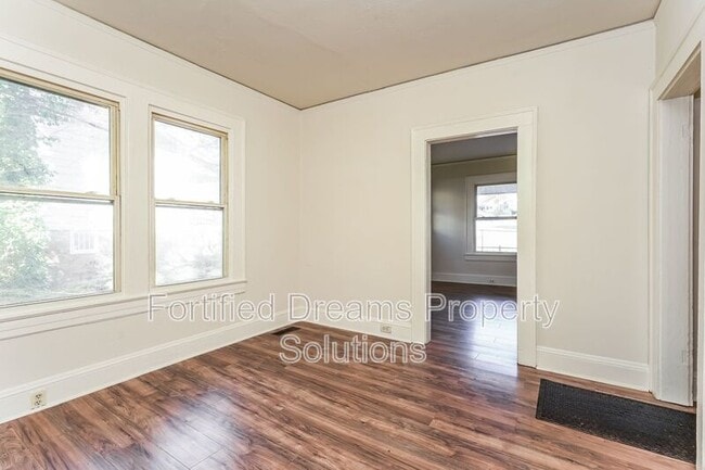 Foto del edificio - 2230 Greenway Ave NW