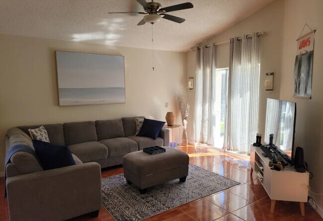 Photo - 913 Lake Berkley Dr House