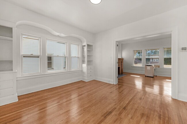Building Photo - 2202 Wyandotte Ave