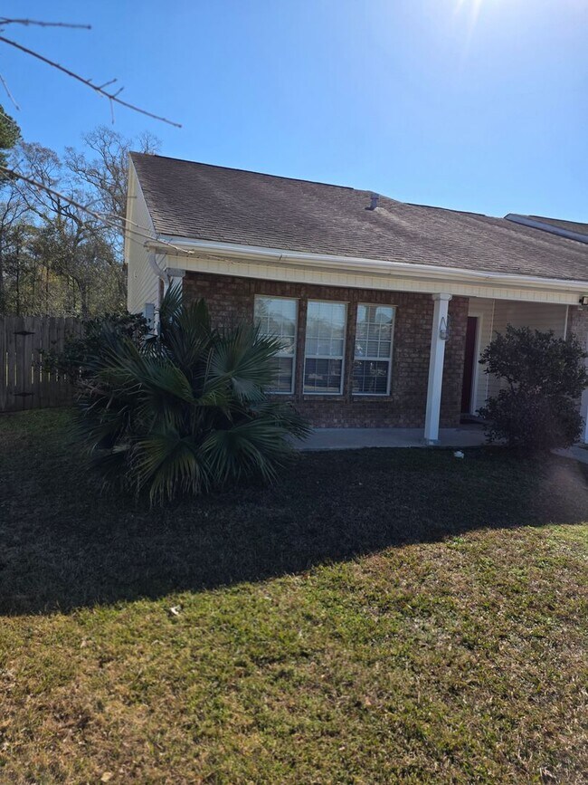 Building Photo - Three Bedroom, Two Bath
