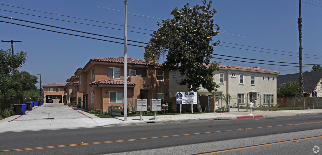 Building Photo - 2061 Mountain Ave