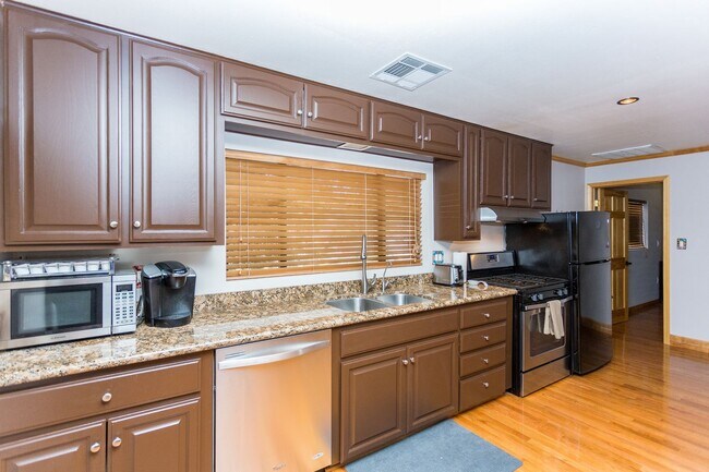 Foto del edificio - Fully Furnished 1-Bedroom Upstairs Apartment – All Utilities Included