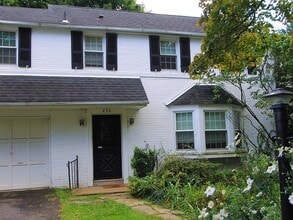 Building Photo - 233 Forrest Ave
