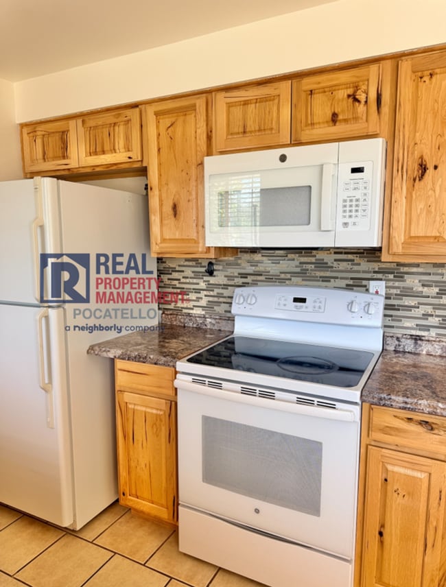 Building Photo - 4 Bedroom 2 bath House - Dog friendly