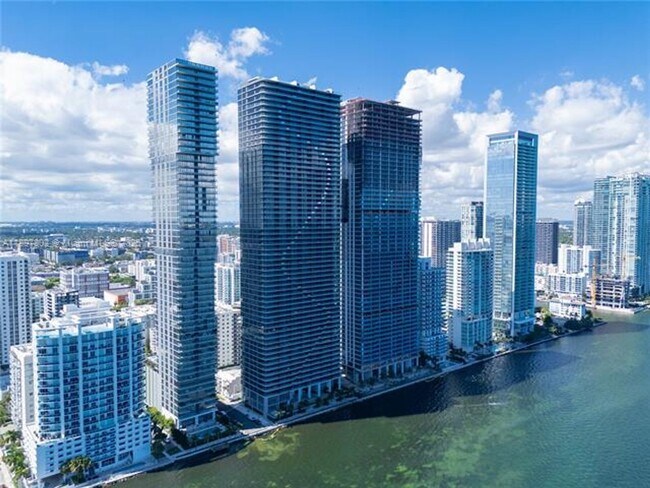 Foto del edificio - 700 NE 24th St