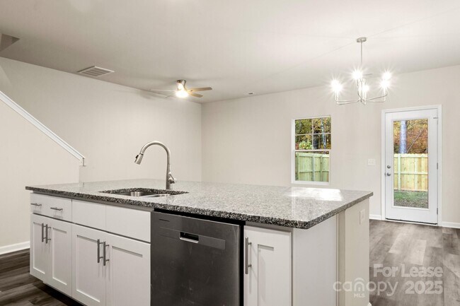 Foto del edificio - 990 Shearer Rd