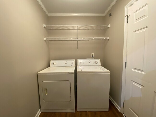 Foto del edificio - Room in Single Family Home on Hathshire Dr