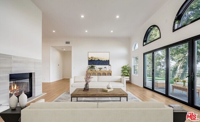 Building Photo - 15851 Mulholland Pl