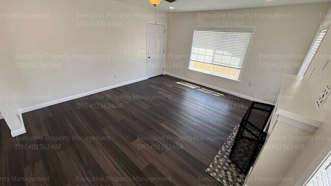 Foto del edificio - 2 bedroom 1 bathroom house located in the 93307 zipcode near E Brundage Ln/ Madison St