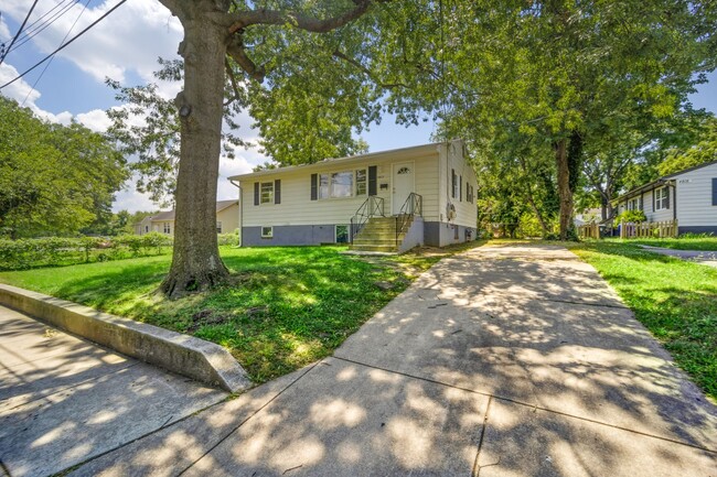 Building Photo - 6 Bedroom, 2 Full Bath Single Family Home ...