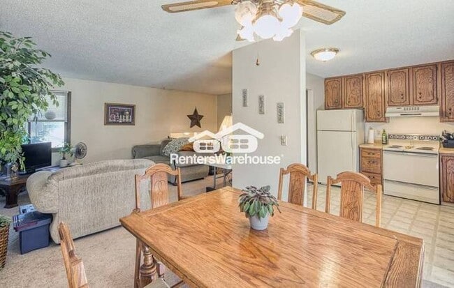 Building Photo - Available 12/1 - Cozy 2 Bed / 1 Bath Side ...