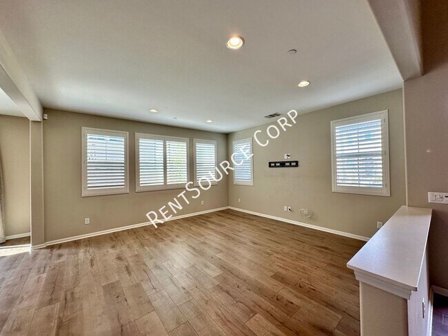 Foto del edificio - 4 Bedroom (1 Bed/Bath Downstairs) + Loft f...