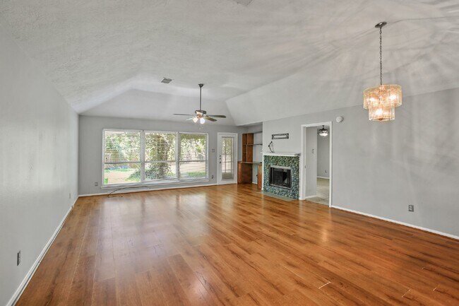 Building Photo - Well-maintained home on a cul-de-sac in a ...