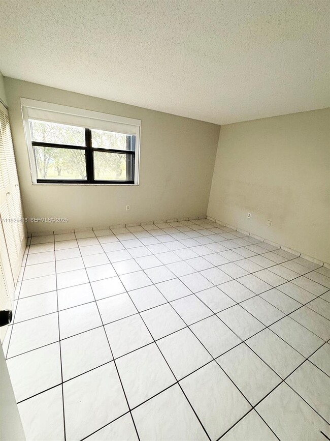 Foto del edificio - 400 W Park Dr