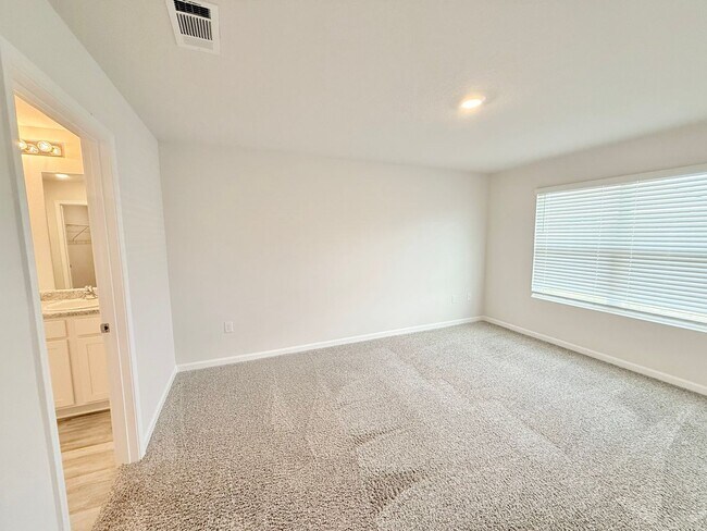 Foto del edificio - 4-Bedroom Home - Woodlands