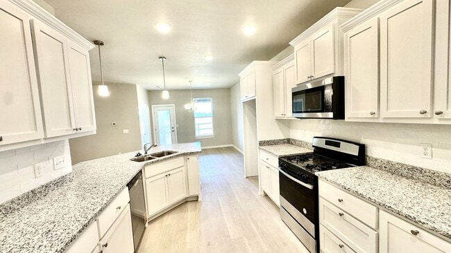 Building Photo - Beautiful 3-Bedroom Home in Desirable Coun...