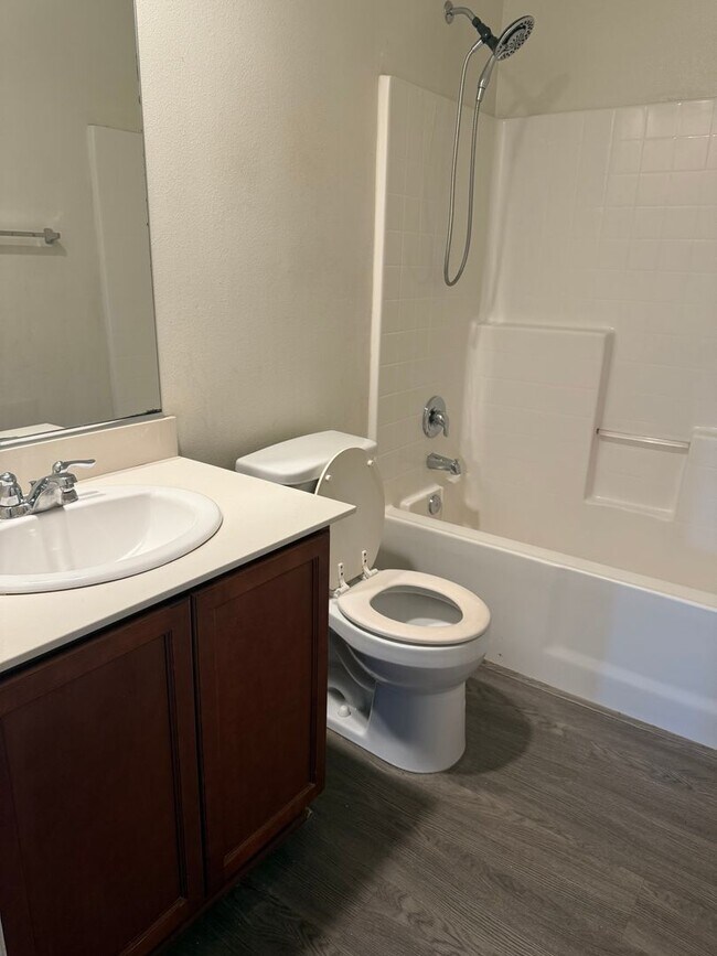 Foto del edificio - MOVE-IN -READY