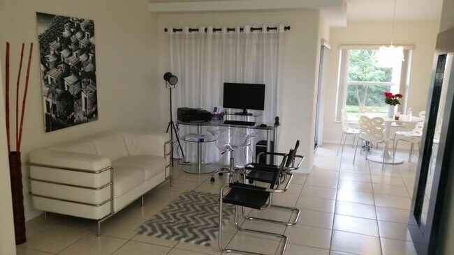 Foto del edificio - 1566 SW Flagami Rd
