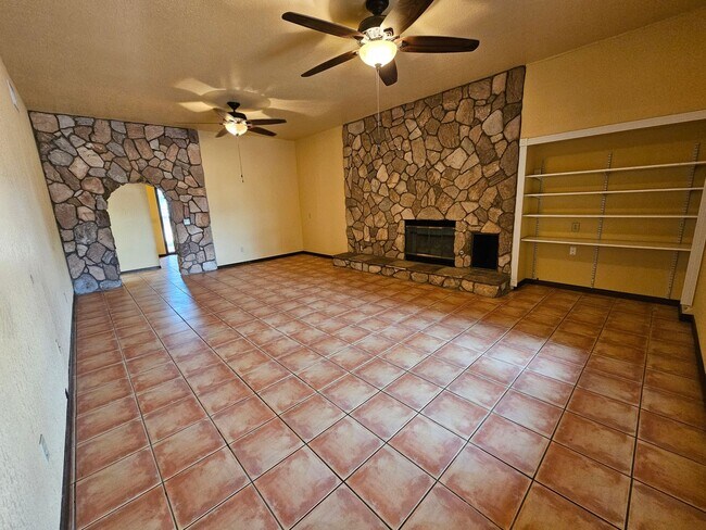 Building Photo - 4/5 Bedrooms/4 Bath Home Off the Beaten Path
