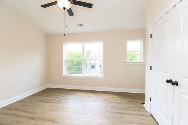 Foto del edificio - 3-Bedroom, 3.5 Bath Townhome for Rent in Charlotte, NC | Attached Garage & Modern Kitchen