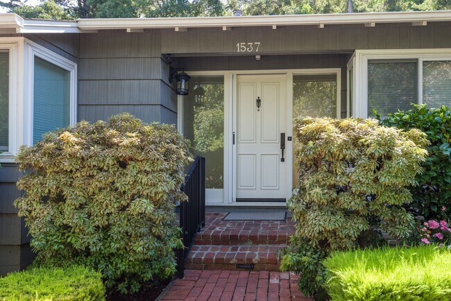 Foto del edificio - Custom Remodeled Ranch Home in Park-like S...