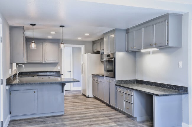 Building Photo - Move-In Ready 3BR/2BA in Highly Desired Su...