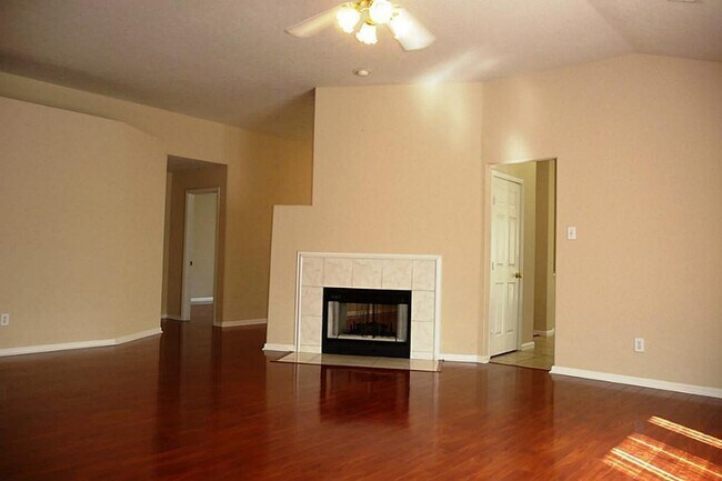 Foto del edificio - 211 Hartwood Ct