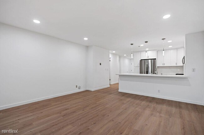 Building Photo - 3 br, 2 bath Condo - 303 Oak Court