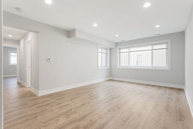 Building Photo - 2333 W Lunt Ave