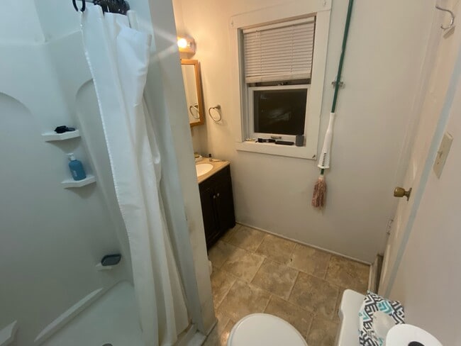 Bathroom - 318 N Pardee St