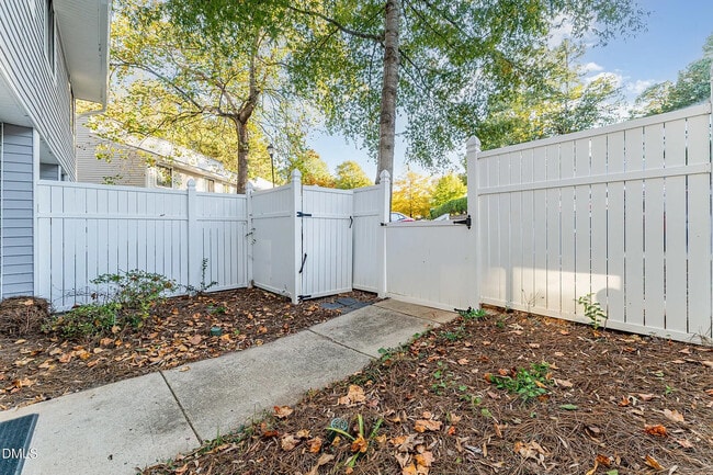 Building Photo - Room in Townhome on Sandy Creek Dr
