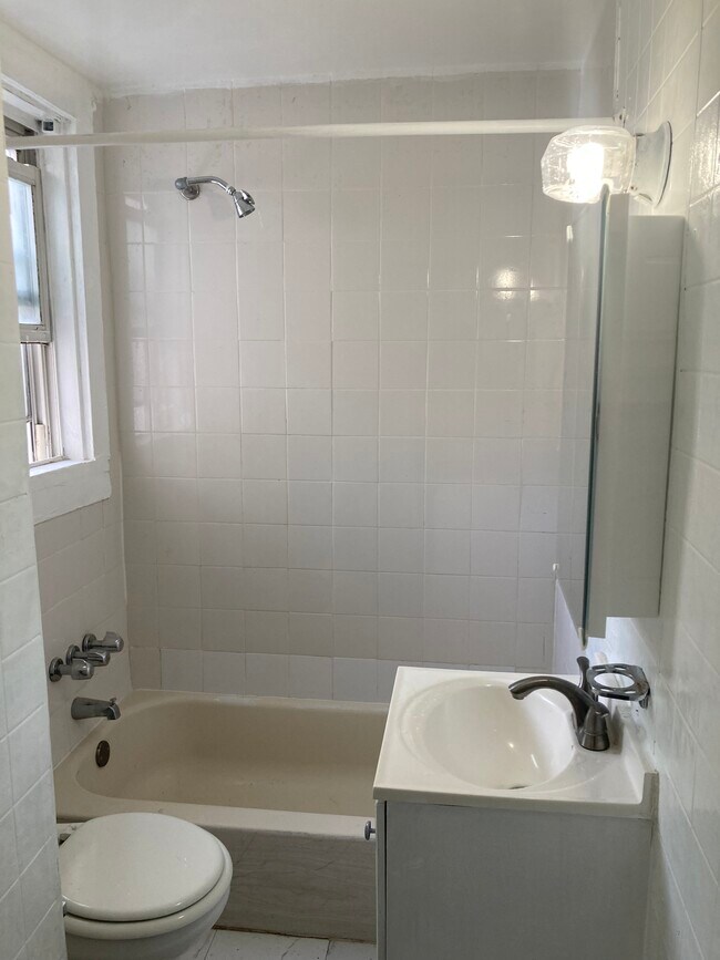 Full Bathroom - 21 Congress St