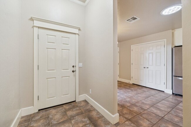 Foto del edificio - 16413 Village Green Dr