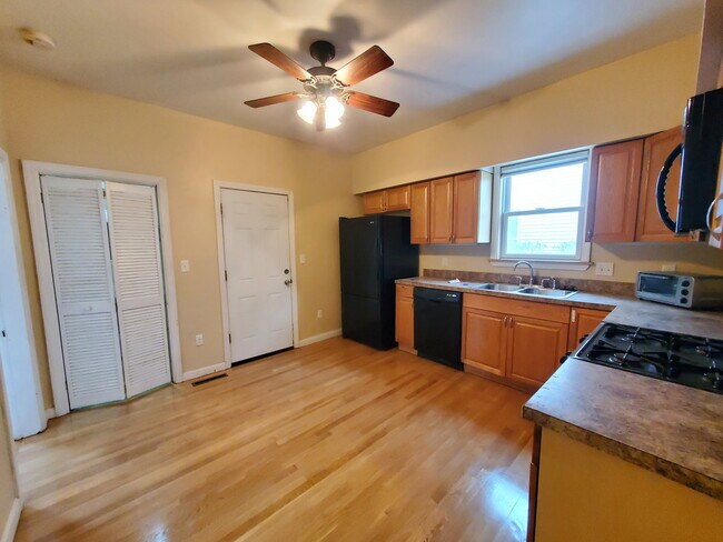 Building Photo - 72 Marshall St